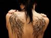 Tetovanie krídel na krku pre mužov